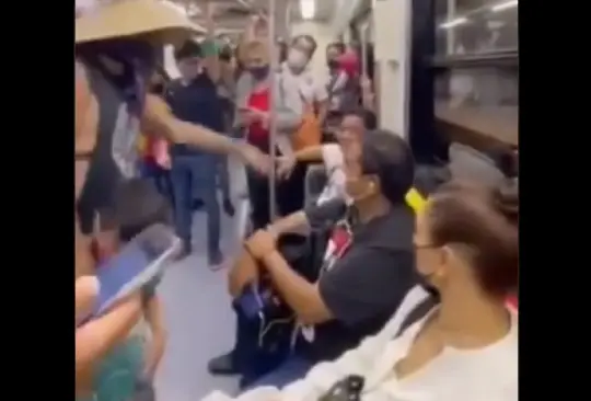#VIDEO La ignorancia es muy grande, atacan a pasajero por no usar cubrebocas en Tren Ligero #VIDEO La ignorancia es muy grande, atacan a pasajero por no usar cubrebocas en Tren Ligero