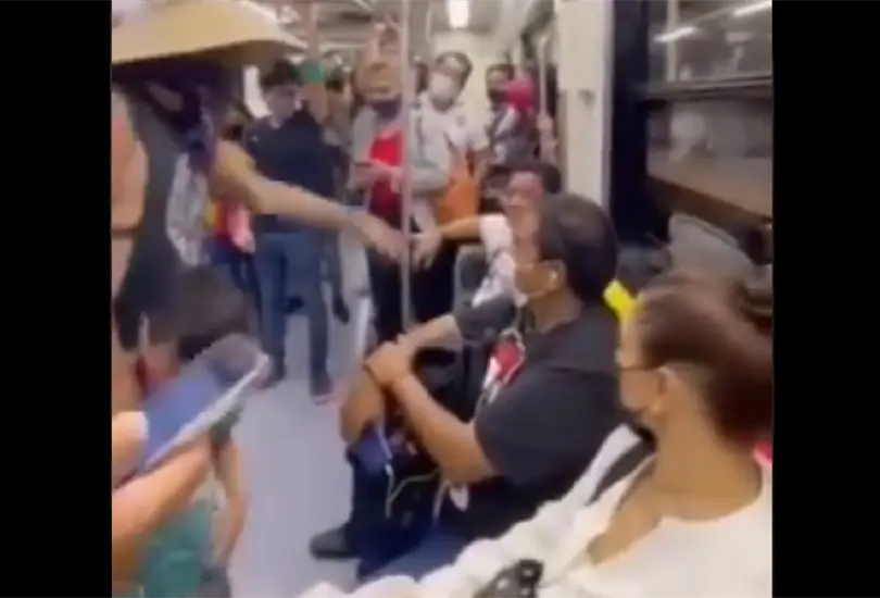 #VIDEO La ignorancia es muy grande, atacan a pasajero por no usar cubrebocas en Tren Ligero