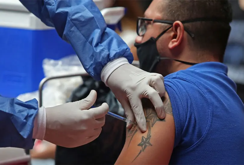 Vacunas COVID-19 no afectan fertilidad masculina; el virus s&iacute;: estudio
