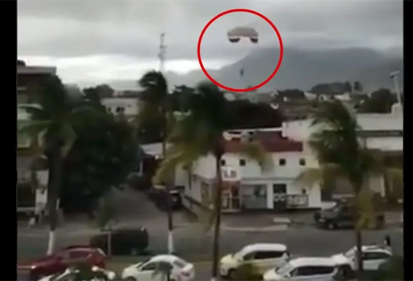Turista cae en medio de los cables luego de falla en parachute Turista cae en medio de los cables luego de falla en parachute