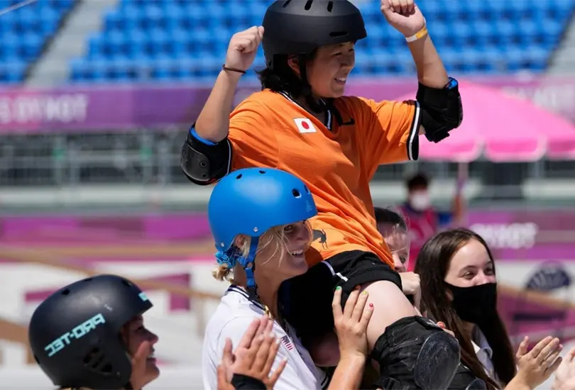 Skateboarder cae al suelo durante competencia y sus compa&ntilde;eras la levantan en hombros