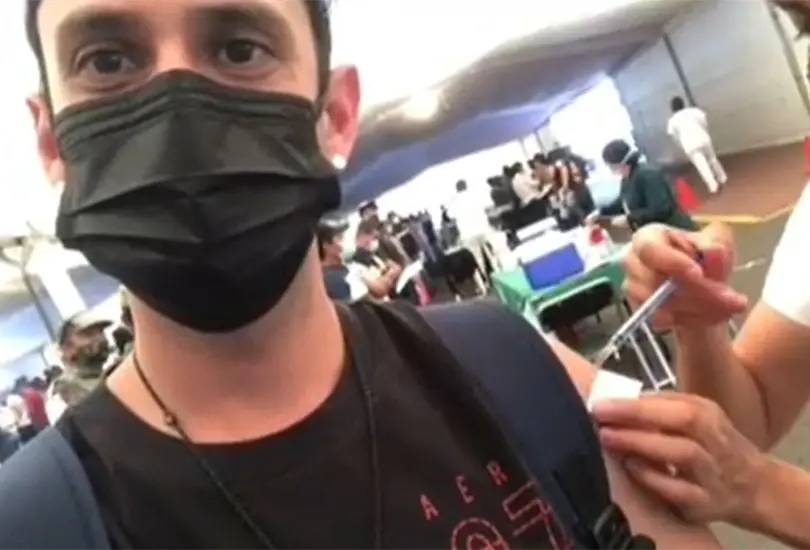 Captan a enfermera que aplica media dosis de vacuna a actor en la CDMX Captan a enfermera que aplica media dosis de vacuna a actor en la CDMX