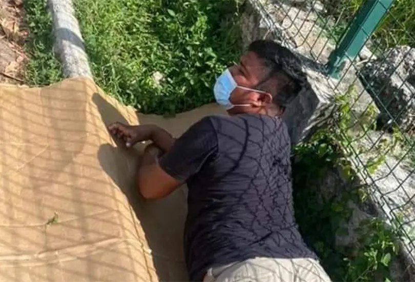 Joven madruga para ser vacunado, se queda dormido y le quitan su lugar 