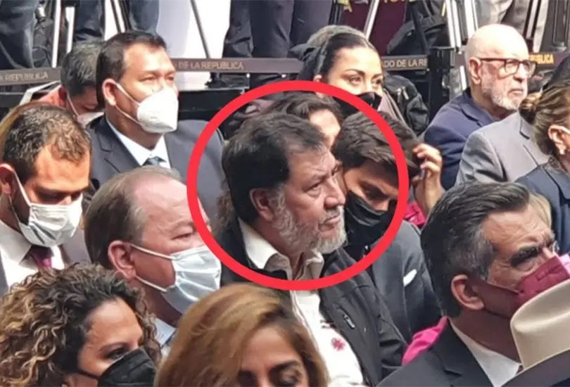 Soy inmune, dice Noro&ntilde;a tras ser captado sin cubrebocas en acto p&uacute;blico