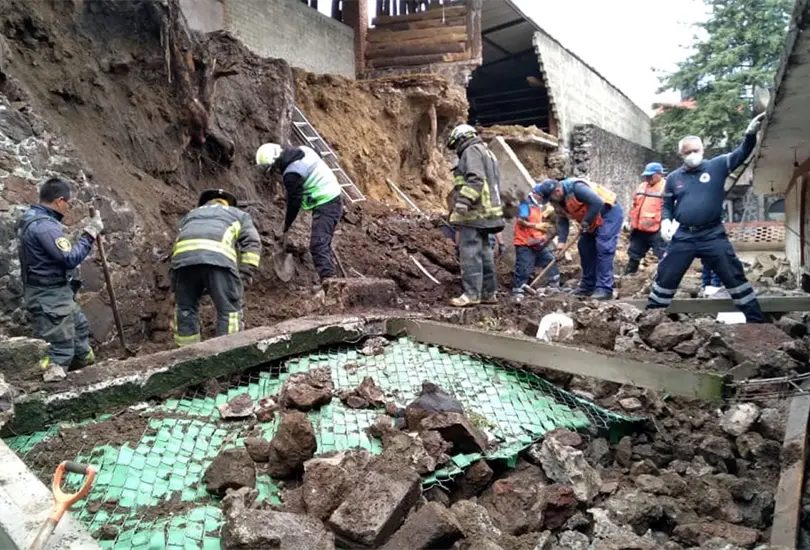 Un derrumbe en Xochimilco cae sobre albergue canino Un derrumbe en Xochimilco cae sobre albergue canino