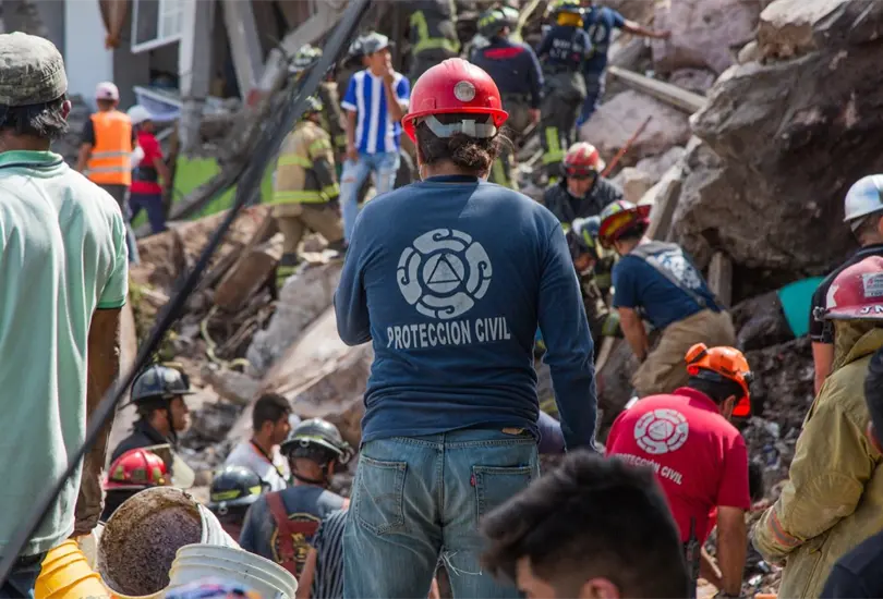 Joven vuelve por sus gatitos tras derrumbe en Cerro del Chiquihuite 