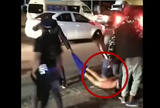 Sujetos golpean y hasta dan nalgadas a ladrones de combi ¡frente a la policía!