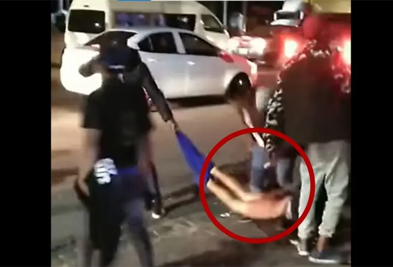 Sujetos golpean y hasta dan nalgadas a ladrones de combi &iexcl;frente a la polic&iacute;a!