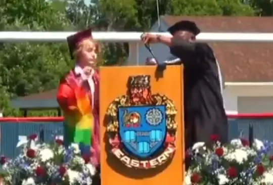 Estudiante quiso hablar sobre identidad queer en su graduación y director le apaga el micrófono