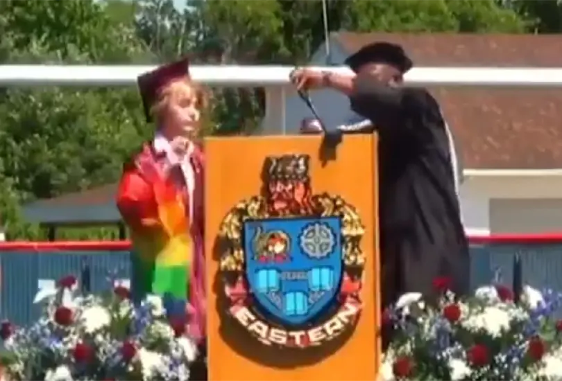 Estudiante quiso hablar sobre identidad queer en su graduaci&oacute;n y director le apaga el micr&oacute;fono