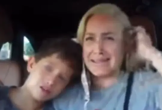 Critican a influencer por obligar a su hijo a llorar para un video 