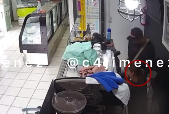 Ladrón jalonea del pelo a mujer para que le entregue el dinero de una pastelería Ladrón jalonea del pelo a mujer para que le entregue el dinero de una pastelería