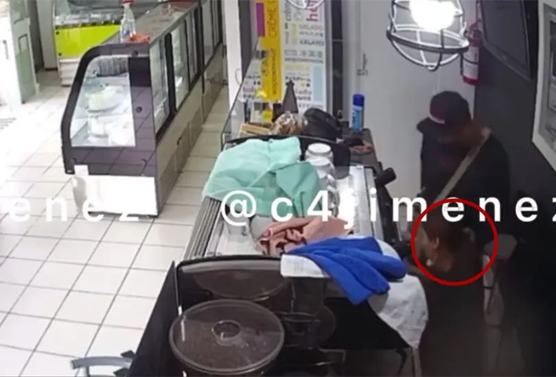 Ladrón jalonea del pelo a mujer para que le entregue el dinero de una pastelería Ladrón jalonea del pelo a mujer para que le entregue el dinero de una pastelería