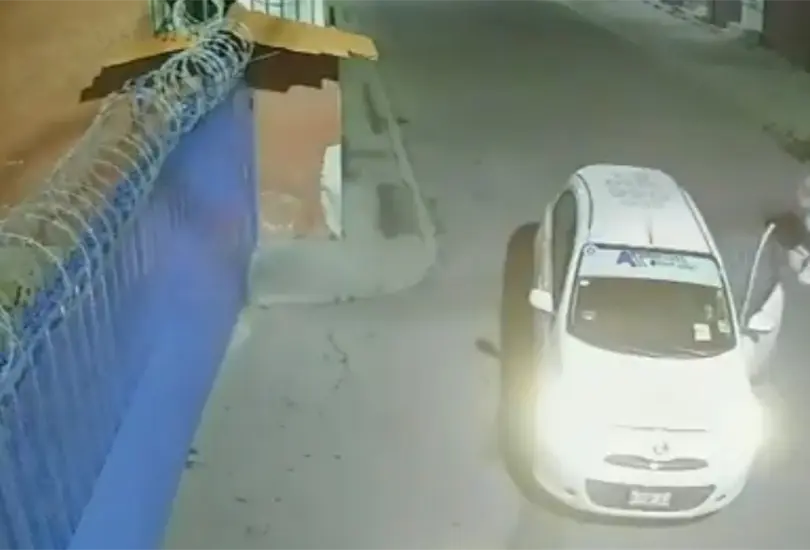 #VIDEO Mujer logra escapar de taxista que intent&oacute; secuestrarla en Edomex