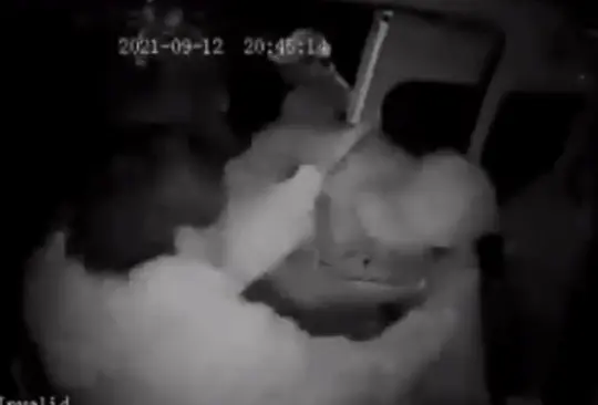 Asaltante se aferra a quitarle su celular a una pasajera; lo arrojan de la combi
