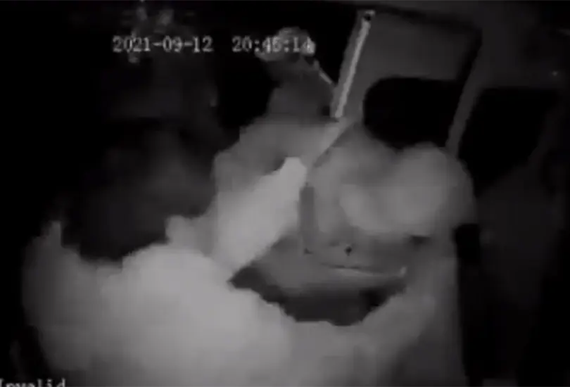 Asaltante se aferra a quitarle su celular a una pasajera; lo arrojan de la combi