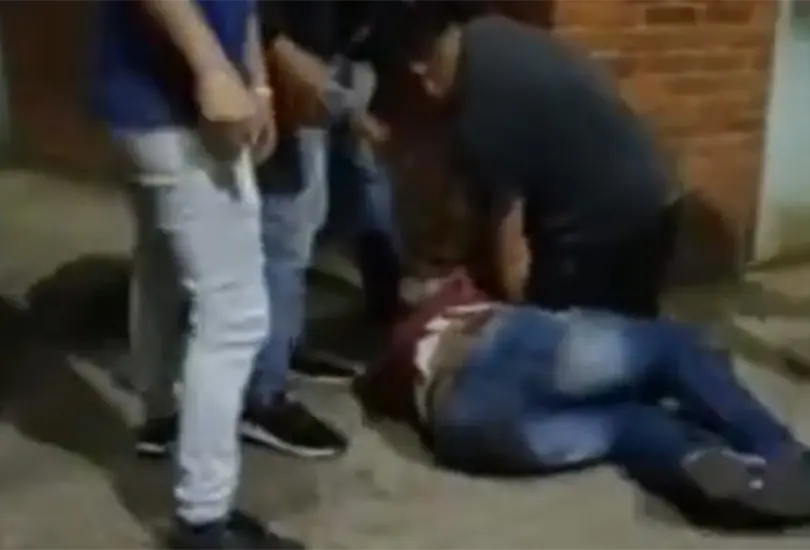 Ladrón llora y grita ya fue suficiente mientras le dan de palazos Ladrón llora y grita ya fue suficiente mientras le dan de palazos