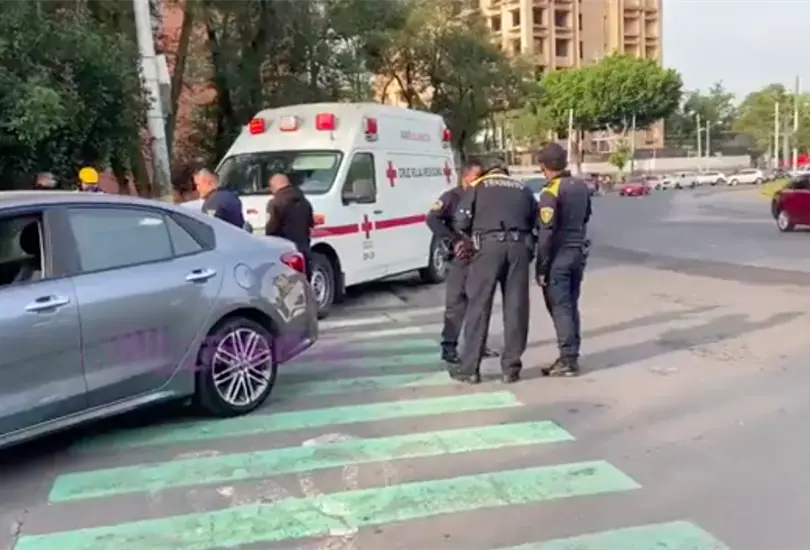 Conductora atropella a polic&iacute;a de tr&aacute;nsito por no dejarla pasar