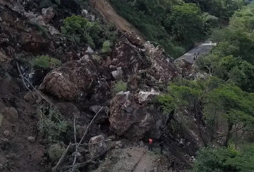 Captan momento de un deslave en Colima; recuperan el cuerpo de una mujer Captan momento de un deslave en Colima; recuperan el cuerpo de una mujer