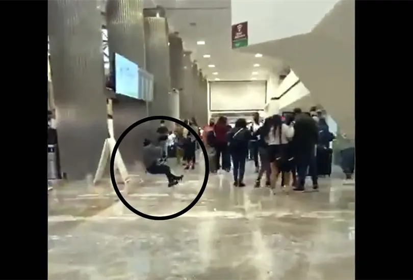 Se inunda aeropuerto de la CDMX; un hombre cae y se pega en la cabeza