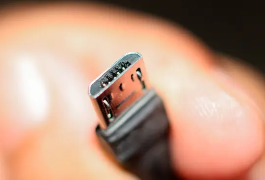 Mientras hacía experimento, adolescente introdujo un cable USB en su pene