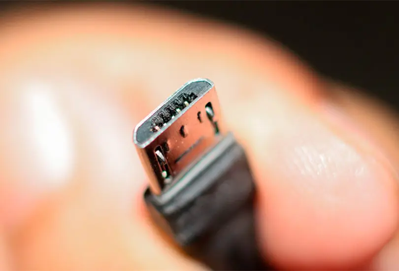 Mientras hac&iacute;a experimento, adolescente introdujo un cable USB en su pene