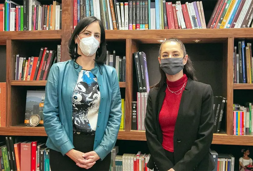 Sheinbaum y L&iacute;a Lim&oacute;n fuman la pipa de la paz