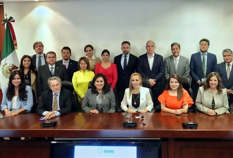 Senadores del PAN firman acuerdo con partido ultraderechista de Espa&ntilde;a para detener al comunismo