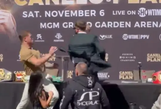 Canelo Álvarez y Caleb Plant se pelean en la presentación del combate 