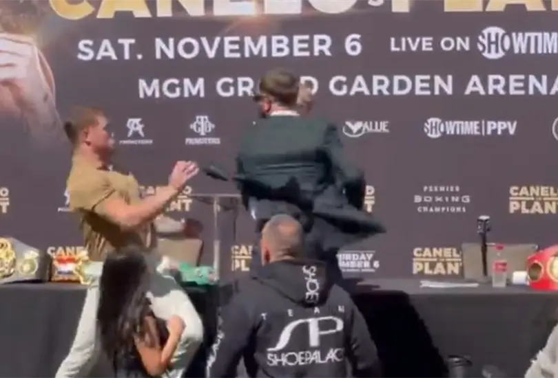 Canelo Álvarez y Caleb Plant se pelean en la presentación del combate Canelo Álvarez y Caleb Plant se pelean en la presentación del combate