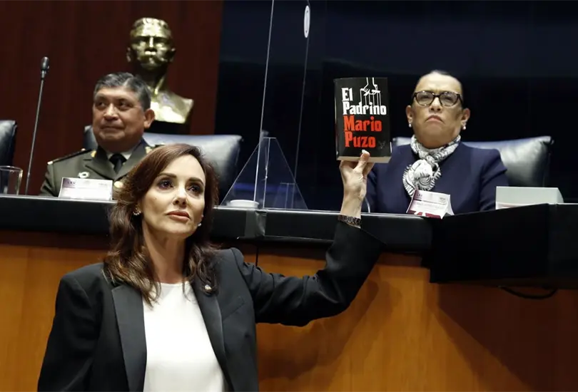 La raz&oacute;n por la que Lilly T&eacute;llez regalo El Padrino a la titular de Seguridad