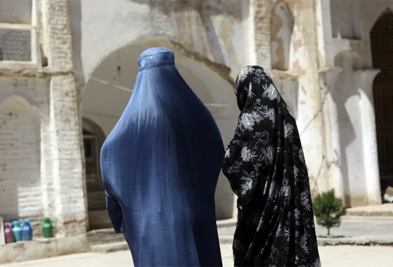 Mujeres que trabajaron en gobierno de Afganist&aacute;n ahora s&oacute;lo podr&aacute;n lavar ba&ntilde;os