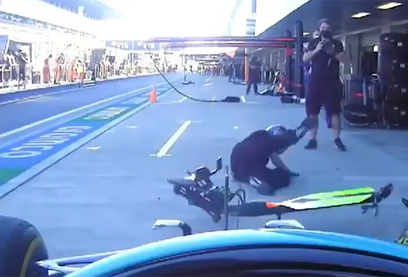 Piloto de carreras avienta con su auto a compañero de equipo y lo manda al piso Piloto de carreras avienta con su auto a compañero de equipo y lo manda al piso