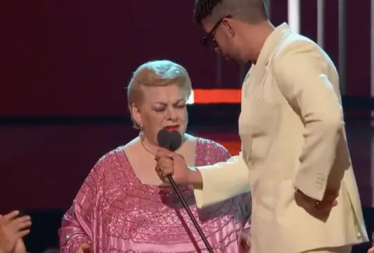 Eres un inútil, le dice Paquita la del Barrio a Bad Bunny en entrega de premios