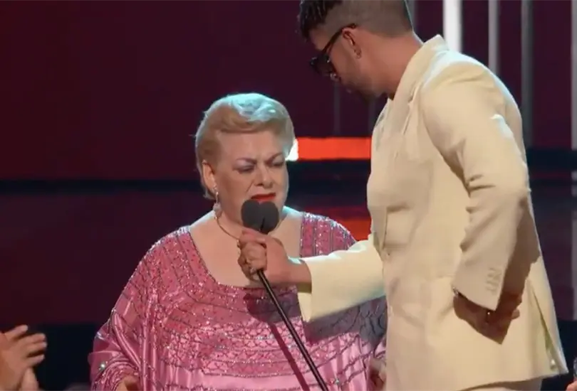 Eres un in&uacute;til, le dice Paquita la del Barrio a Bad Bunny en entrega de premios