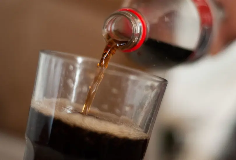 Hombre muere tras beber litro y medio de Coca Cola en diez minutos