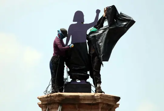 Feministas colocan estatua dedicada a las mujeres en donde estaba la de Colón