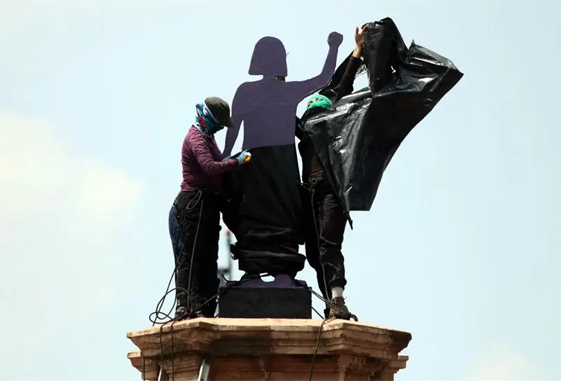 Feministas colocan estatua dedicada a las mujeres en donde estaba la de Col&oacute;n