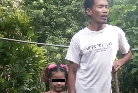 Niña se viraliza por acompañar a su padre ciego durante jornada laboral Niña se viraliza por acompañar a su padre ciego durante jornada laboral