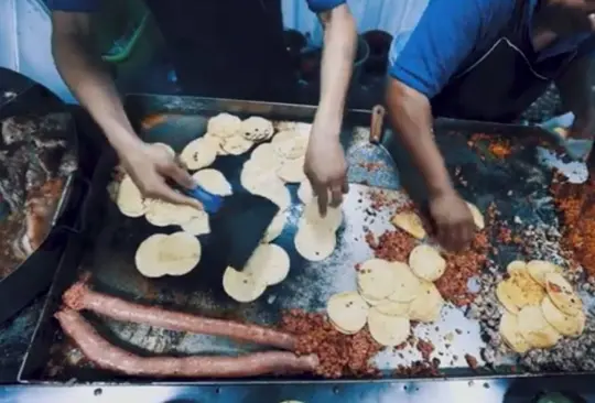 Para ayudar a la gente en la econom&iacute;a se&ntilde;ora vende tacos a un peso 