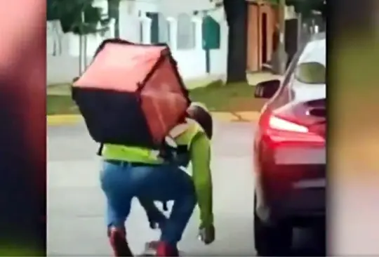 Conductor tira basura en la calle y un repartidor se la regresa por la ventana