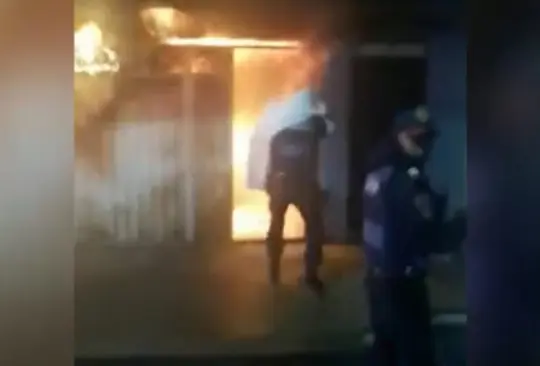 Policías rescatan a dos abuelitos de un incendio; serán ascendidos Policías rescatan a dos abuelitos de un incendio; serán ascendidos