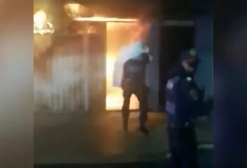 Policías rescatan a dos abuelitos de un incendio; serán ascendidos Policías rescatan a dos abuelitos de un incendio; serán ascendidos
