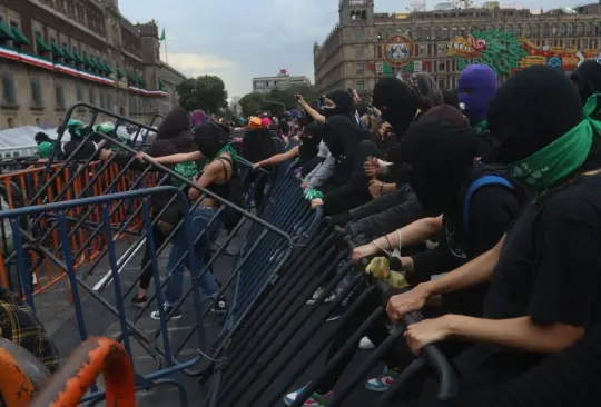 Manifestantes y policías tienen choque en Palacio Nacional durante marcha proaborto