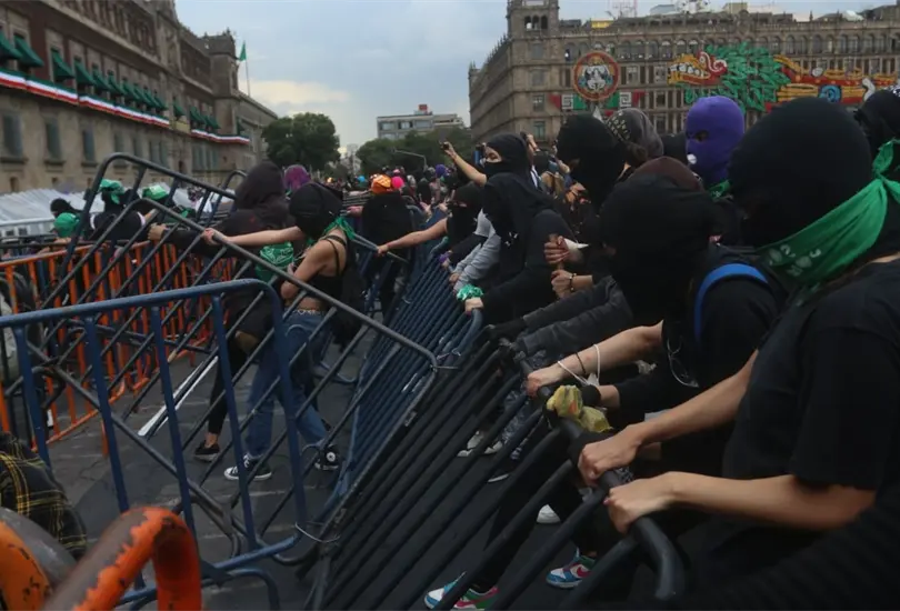Manifestantes y policías tienen choque en Palacio Nacional durante marcha proaborto Manifestantes y policías tienen choque en Palacio Nacional durante marcha proaborto