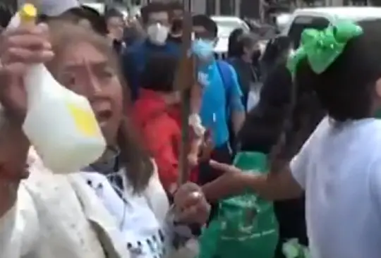 Mujer intentó exorcizar a feministas que marcharon en el Edomex Mujer intentó exorcizar a feministas que marcharon en el Edomex