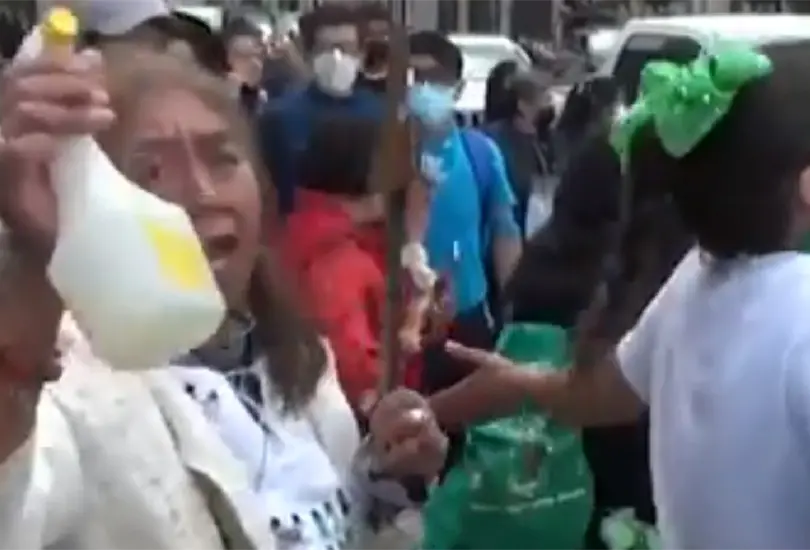 Mujer intentó exorcizar a feministas que marcharon en el Edomex Mujer intentó exorcizar a feministas que marcharon en el Edomex