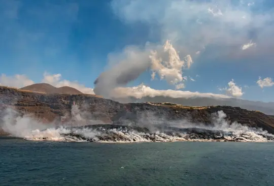 Crece la isla de La Palma a causa de la erupción del volcán Cumbre Vieja Crece la isla de La Palma a causa de la erupción del volcán Cumbre Vieja