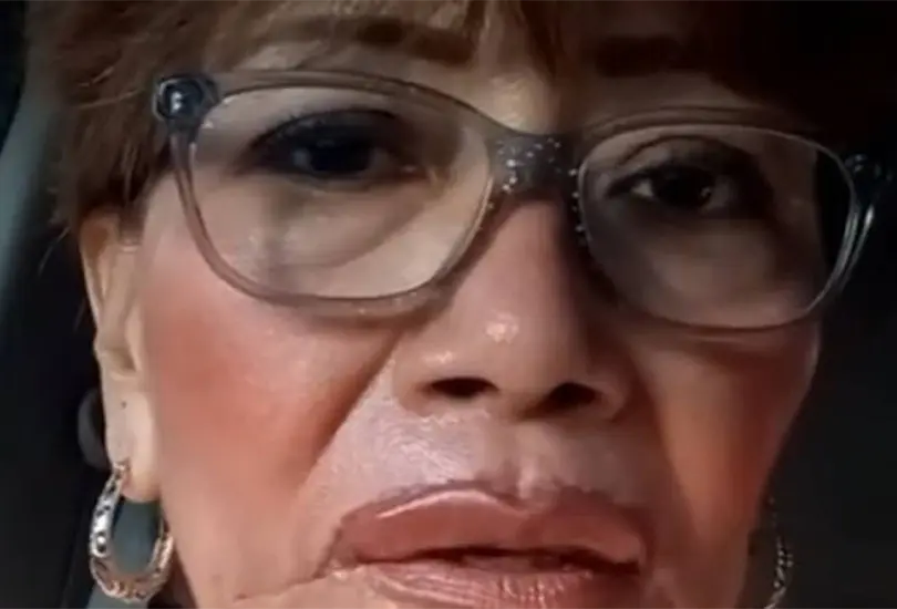 Mujer hace broma a su hija y se pega los labios con Kola Loka