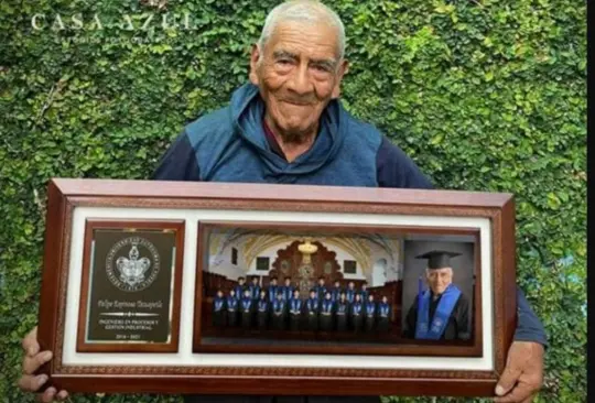 Abuelito de 84 años se gradúa como ingeniero en Puebla